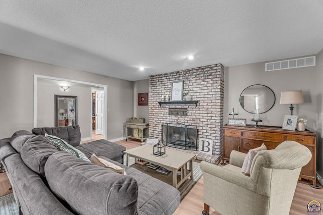 8425 SW 21st St, Topeka, KS 66615