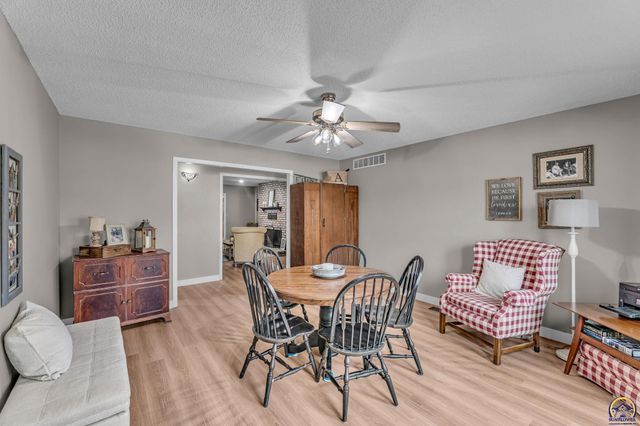 8425 SW 21st St, Topeka, KS 66615