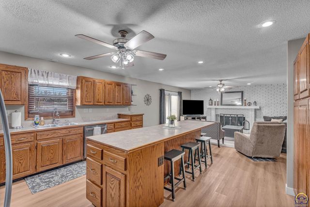 8425 SW 21st St, Topeka, KS 66615