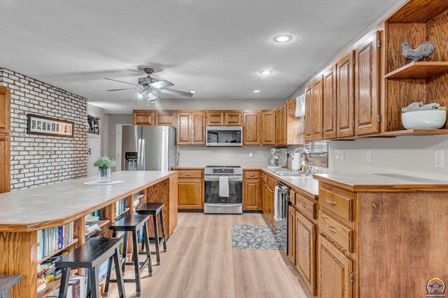 8425 SW 21st St, Topeka, KS 66615