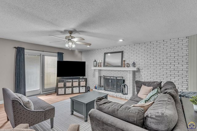 8425 SW 21st St, Topeka, KS 66615