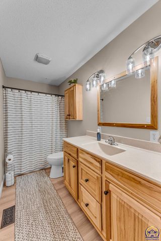 8425 SW 21st St, Topeka, KS 66615