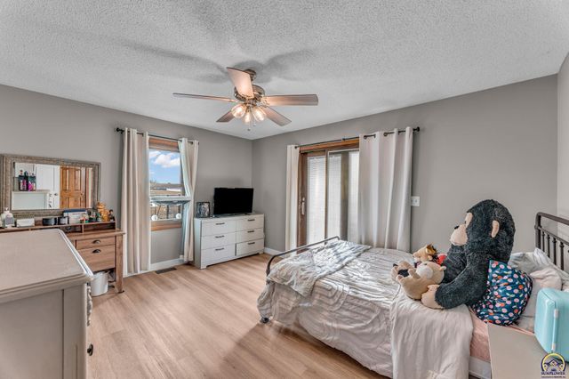 8425 SW 21st St, Topeka, KS 66615