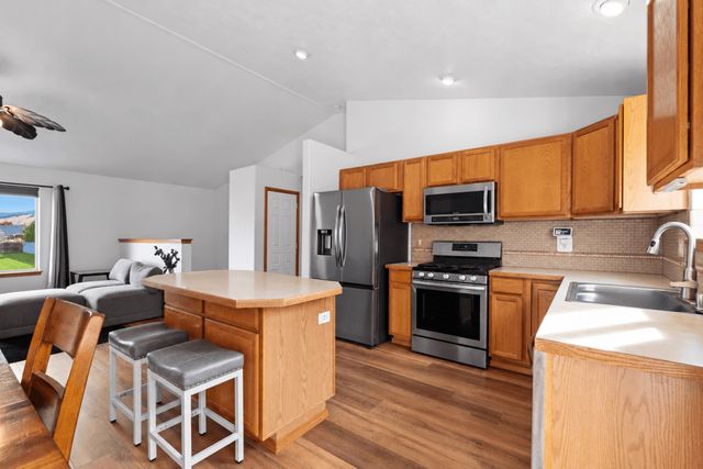 216 S Corbin Ln, Greenacres, WA 99016