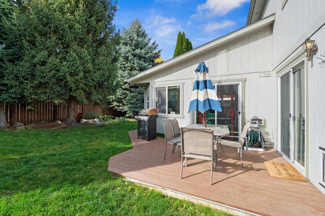 216 S Corbin Ln, Greenacres, WA 99016