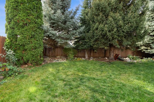 216 S Corbin Ln, Greenacres, WA 99016