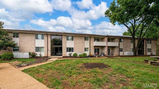 10083 Sakura Drive C, St Louis, MO 63128