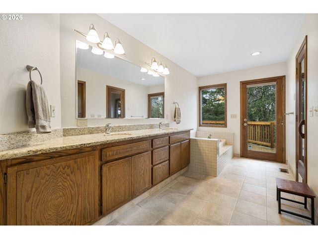 19629 DERBY Ct, West Linn, OR 97068