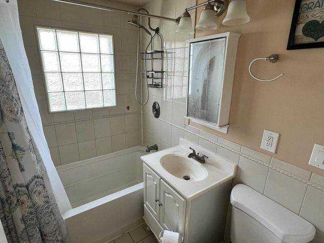 7232 W Fairmount AVENUE, Milwaukee, WI 53218
