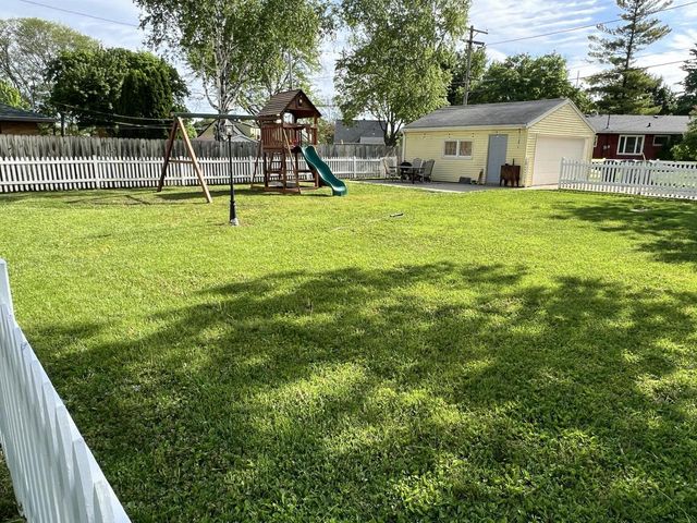 7232 W Fairmount AVENUE, Milwaukee, WI 53218