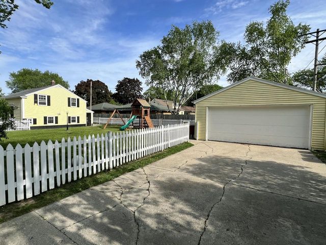 7232 W Fairmount AVENUE, Milwaukee, WI 53218