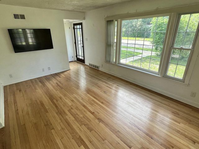 7232 W Fairmount AVENUE, Milwaukee, WI 53218