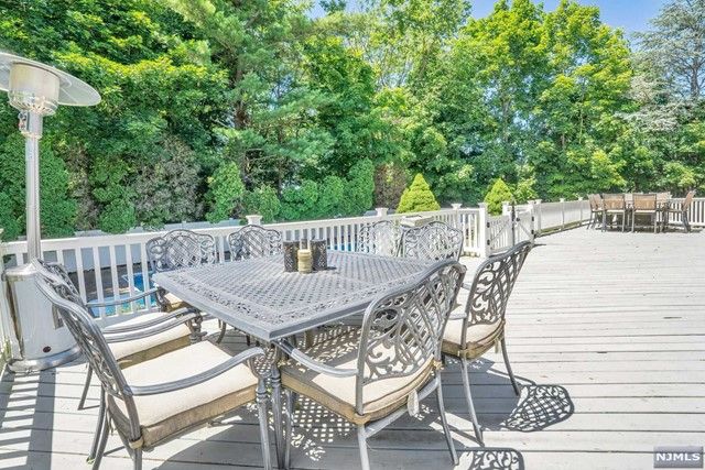 118 Chuckanutt Drive, Oakland, NJ 07436