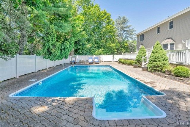 118 Chuckanutt Drive, Oakland, NJ 07436