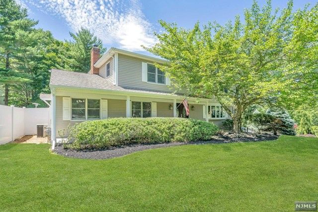 118 Chuckanutt Drive, Oakland, NJ 07436