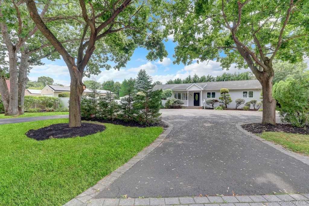 466 W 4th Street, West Islip, NY 11795 — exterior