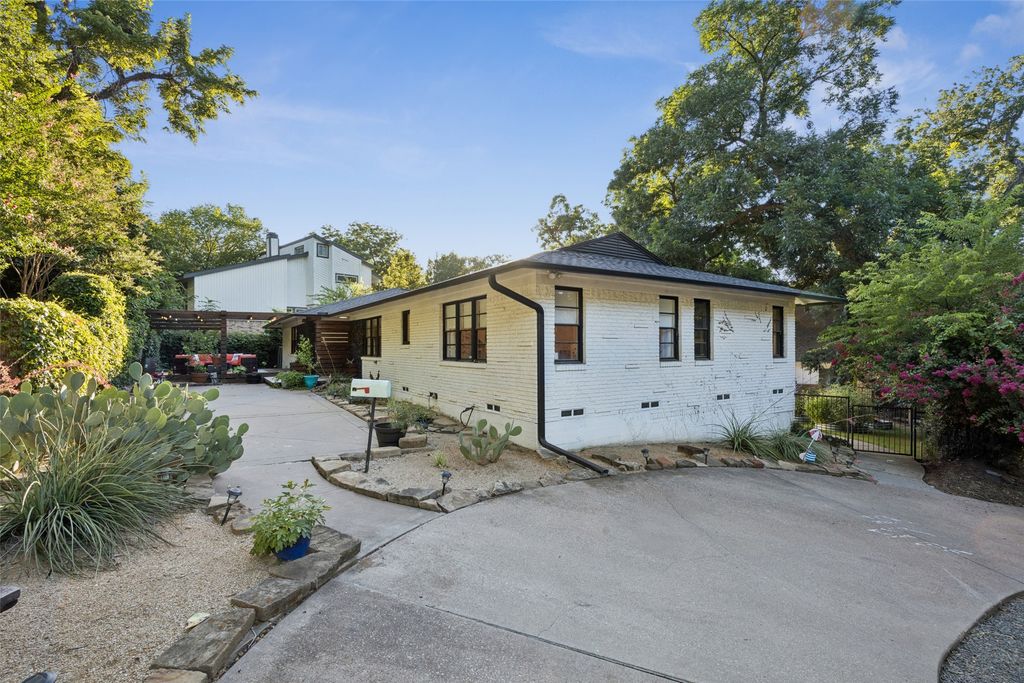 1657 Nob Hill Road, Dallas, TX 75208