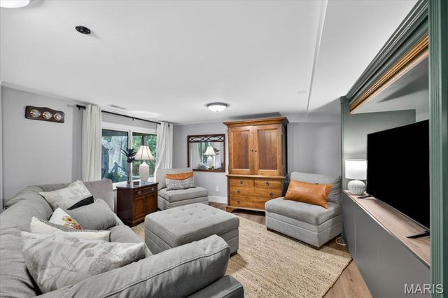 933 Baintree Lane, Ballwin, MO 63011