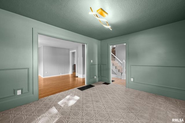 118 S 1ST Street, Long Grove, IA 52756