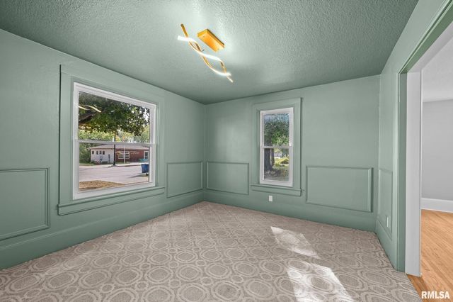 118 S 1ST Street, Long Grove, IA 52756