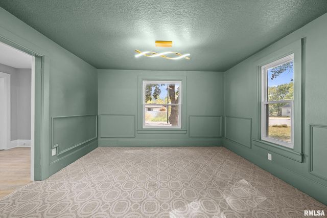 118 S 1ST Street, Long Grove, IA 52756