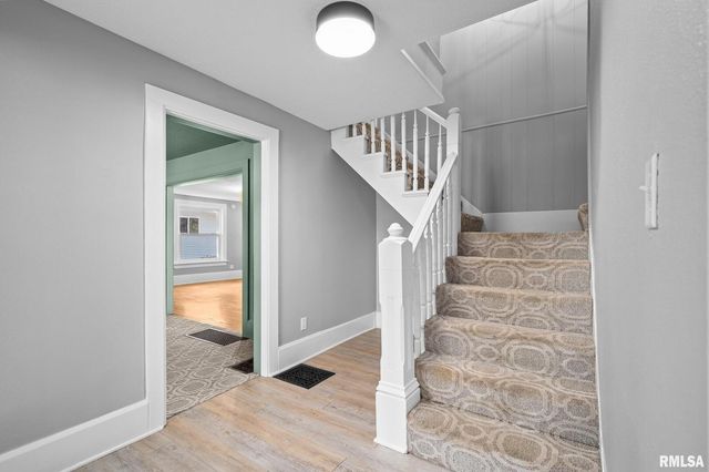 118 S 1ST Street, Long Grove, IA 52756