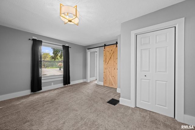 118 S 1ST Street, Long Grove, IA 52756