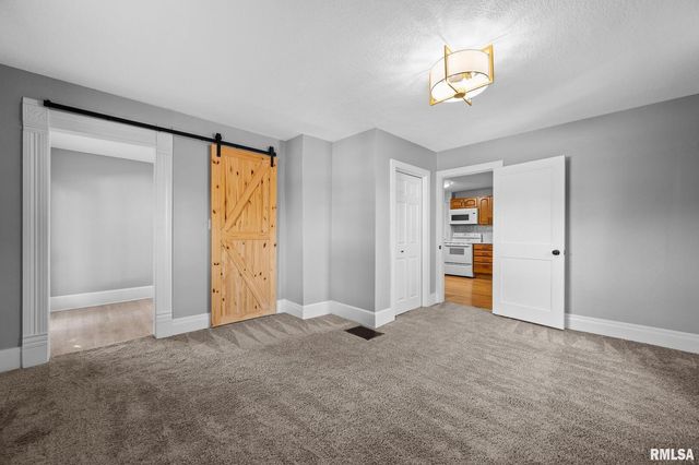 118 S 1ST Street, Long Grove, IA 52756