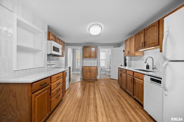 118 S 1ST Street, Long Grove, IA 52756