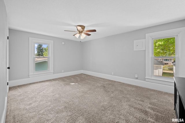 118 S 1ST Street, Long Grove, IA 52756