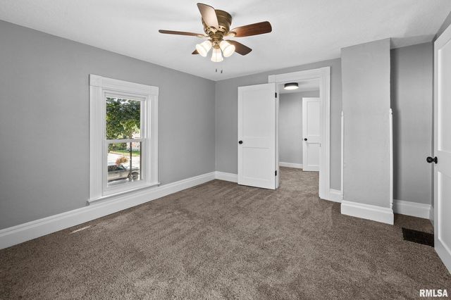 118 S 1ST Street, Long Grove, IA 52756