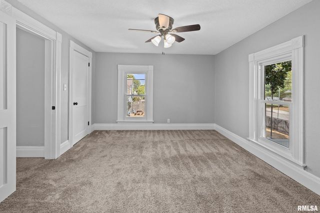 118 S 1ST Street, Long Grove, IA 52756