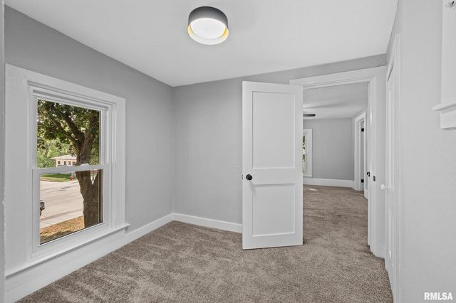 118 S 1ST Street, Long Grove, IA 52756