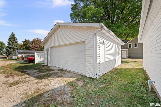 118 S 1ST Street, Long Grove, IA 52756