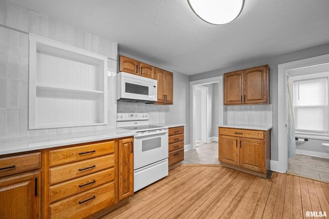 118 S 1ST Street, Long Grove, IA 52756