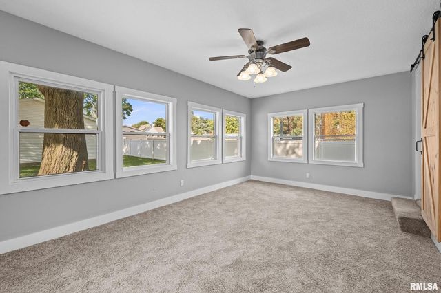 118 S 1ST Street, Long Grove, IA 52756