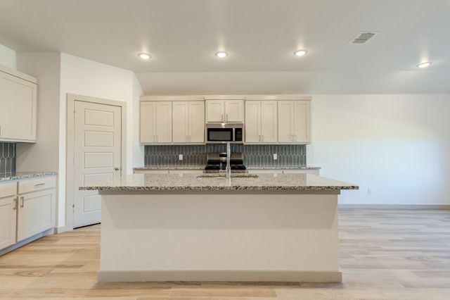 614 E 13th Street, Wolfforth, TX 79382