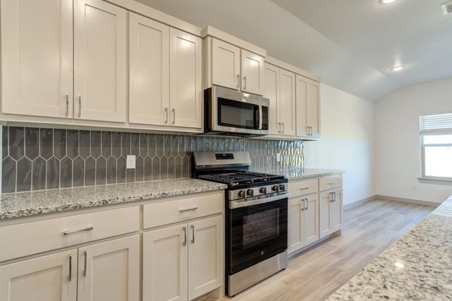 614 E 13th Street, Wolfforth, TX 79382