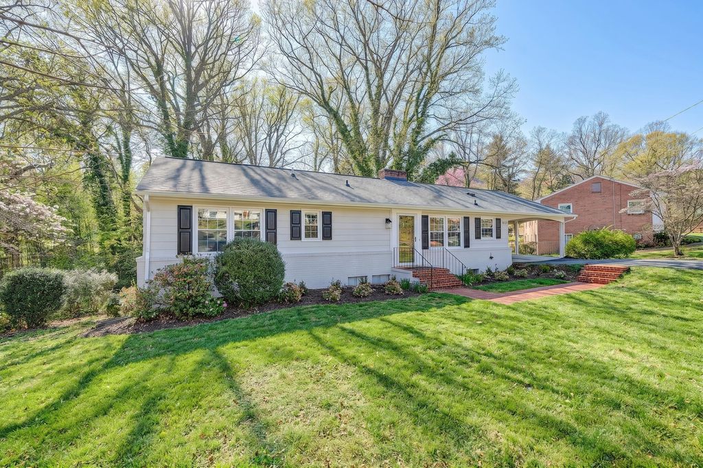 2031 Bridle LN, Roanoke, VA 24018