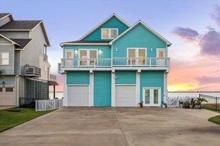 1640 Windsong Way, Tiki Island, TX 77554