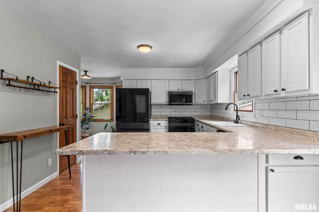 30 SKYVIEW Drive, Springfield, IL 62702