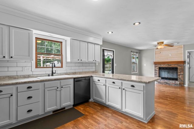 30 SKYVIEW Drive, Springfield, IL 62702