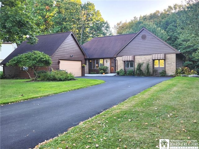 28 Rosalyn Court, Pomfret, NY 14063