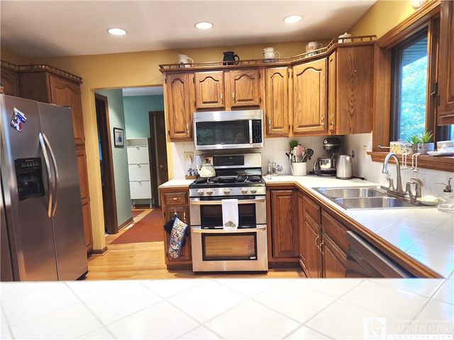 28 Rosalyn Court, Pomfret, NY 14063