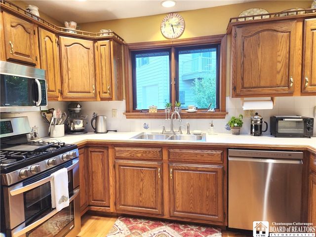 28 Rosalyn Court, Pomfret, NY 14063