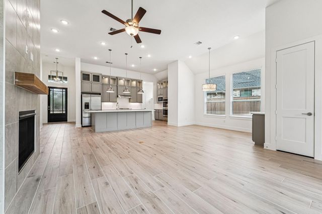 25932 N Outrider Banks, Montgomery, TX 77316