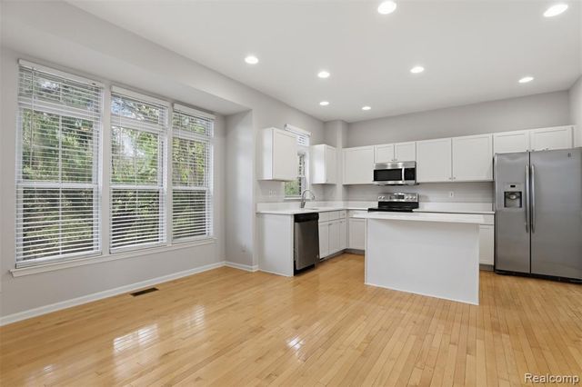 4368 Gateway Circle, West Bloomfield, MI 48322