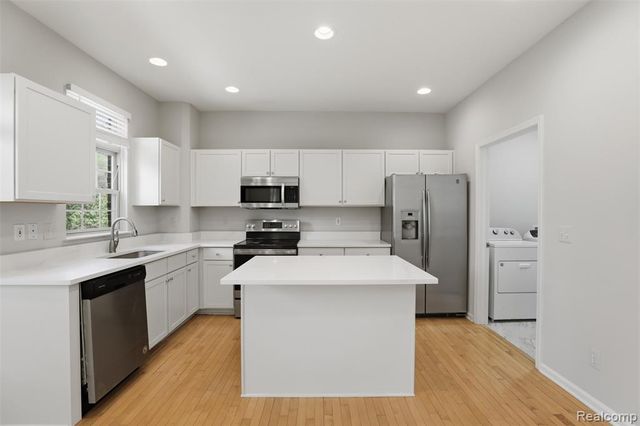 4368 Gateway Circle, West Bloomfield, MI 48322