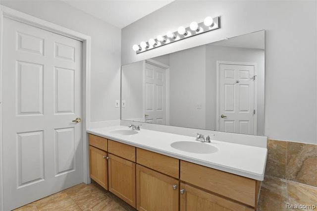 4368 Gateway Circle, West Bloomfield, MI 48322