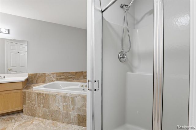 4368 Gateway Circle, West Bloomfield, MI 48322
